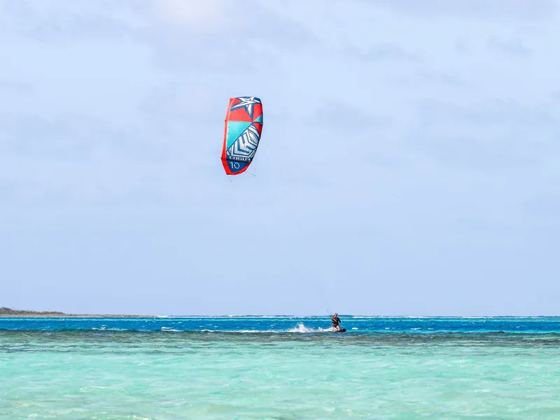 Kitesurfeur sur un lagon turquoise