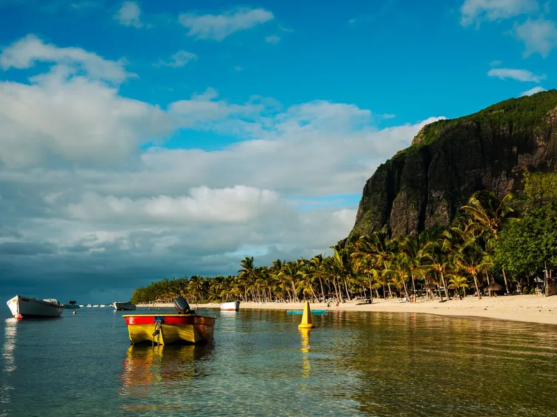 Barcos fondeados bajo los acantilados de Le Morne Brabant