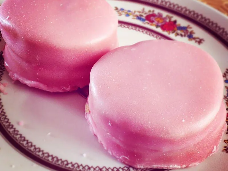 Dos galletas napolitaine rosas en un plato