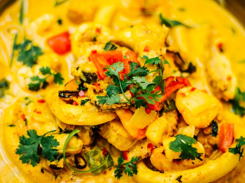 Un curry de marisco con pulpo