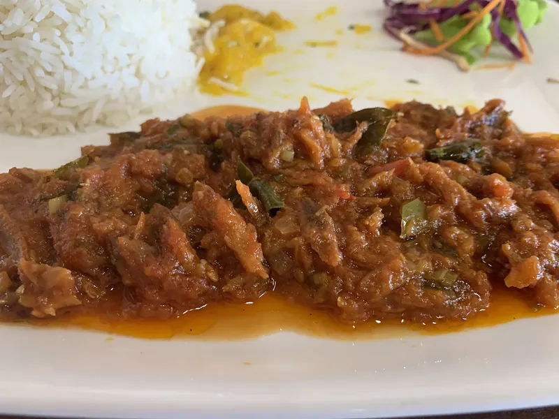 Rougaille de pescado con arroz en un restaurante de Flic en Flac