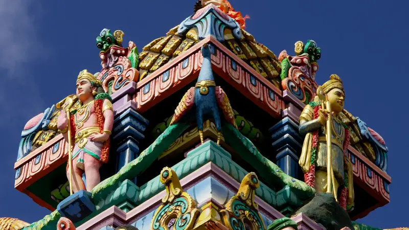 Estatuas de colores en la torre de un templo hindú en Mauricio