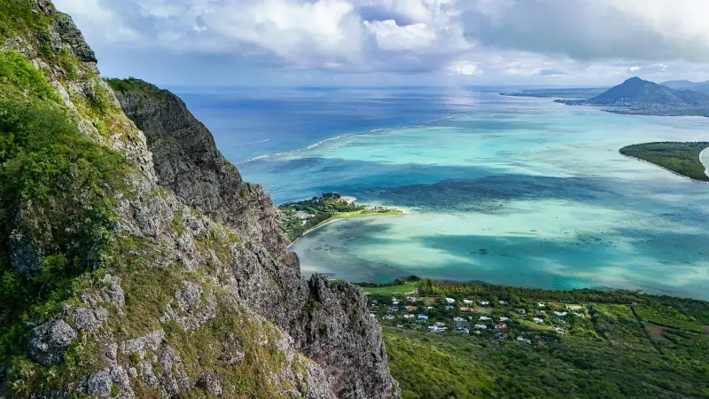 Vista de la laguna desde las laderas de Le Morne, Mauricio