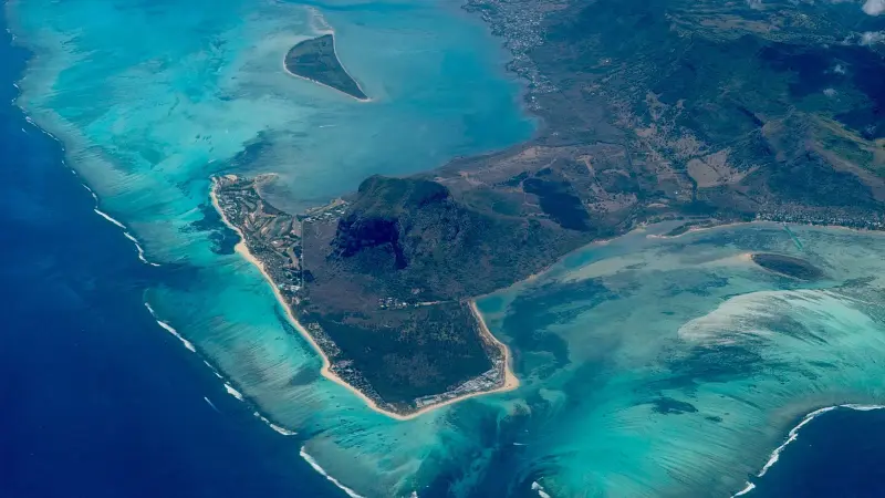 Vista aérea de la península de Le Morne y su laguna, Mauricio
