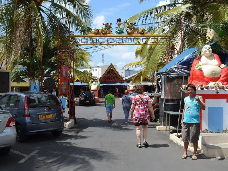 Calle de puestos de artesanía en el Grand Baie Bazar