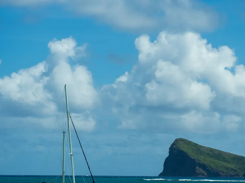 Catamaran à Maurice avec une île verte à l'horizon