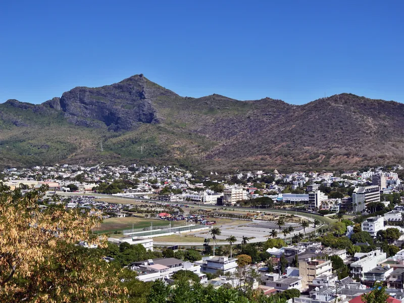 Port Louis y el Champ de Mars al pie de las montañas
